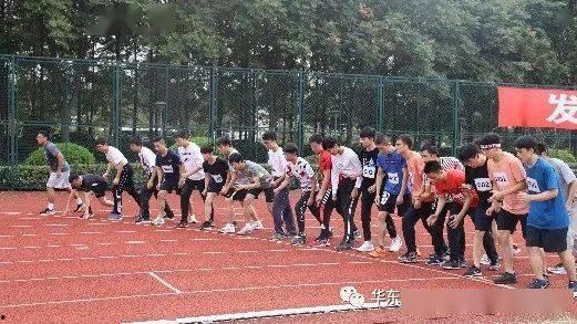 校运会举牌吃瓜,吃瓜群众围观精彩瞬间