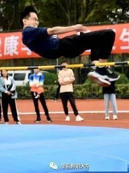 校运会举牌吃瓜,吃瓜群众围观精彩瞬间