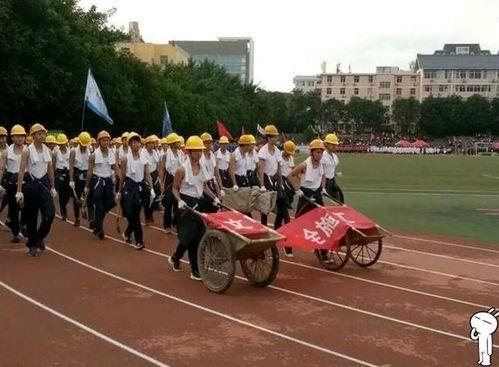 校运会举牌吃瓜,吃瓜群众围观精彩瞬间