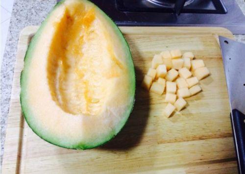 小虎吃哈密瓜图片,小虎畅享哈密瓜美味时光