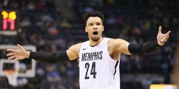 众球员吃瓜,球场外的“吃瓜”盛宴