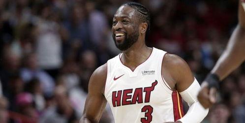 众球员吃瓜,球场外的“吃瓜”盛宴