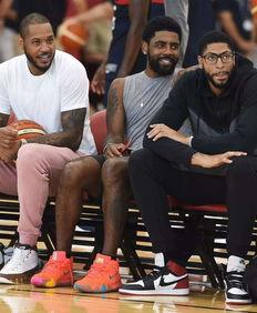 众球员吃瓜,球场外的“吃瓜”盛宴