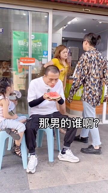 吃瓜碰到情侣吵架,现场一幕引人深思