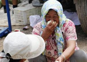 农村大妈吃瓜,农村大妈的夏日吃瓜乐趣