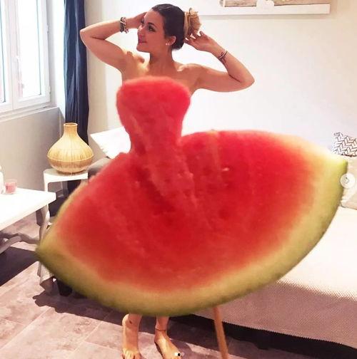 吊带吃瓜,夏日吃瓜新风尚