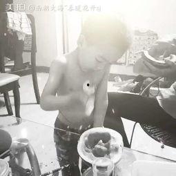 城市吃瓜小孩视频,捕捉童真瞬间