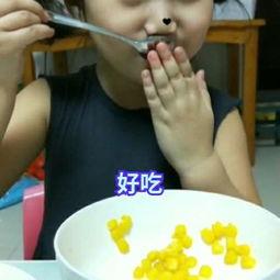 城市吃瓜小孩视频,捕捉童真瞬间