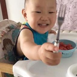 城市吃瓜小孩视频,捕捉童真瞬间